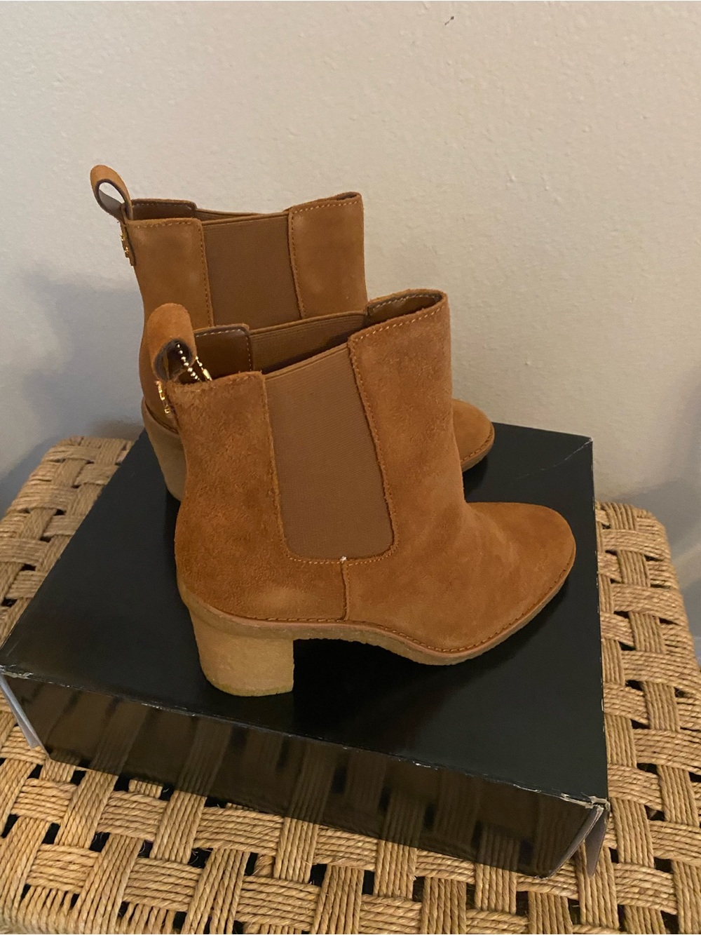 Lauren Ralph Lauren Women's Marianna  Ankle Boots in Suede. Brown Leather. 6